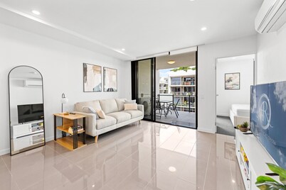 Stylish West End Stay With Rooftop Pool & BBQ