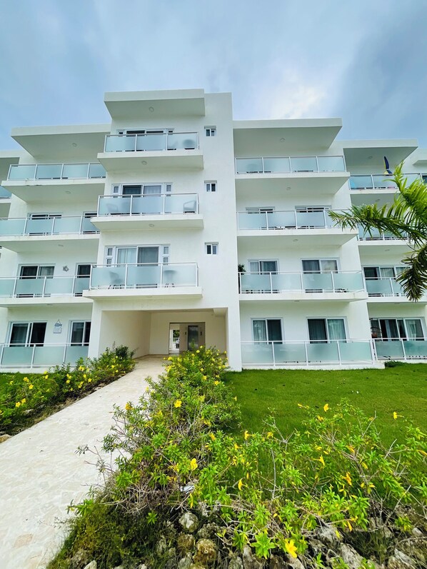 Vista frontal de la propiedad