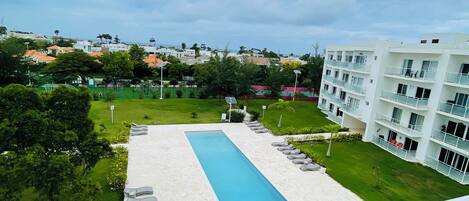 Condo, balcón, vista a la alberca | Vista del balcón