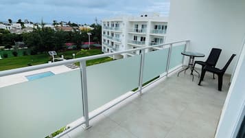 Condo, balcón, vista a la alberca | Balcón