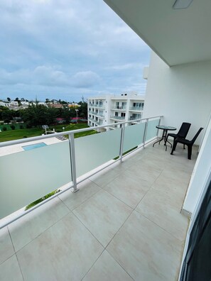 Condo, balcón, vista a la alberca | Balcón