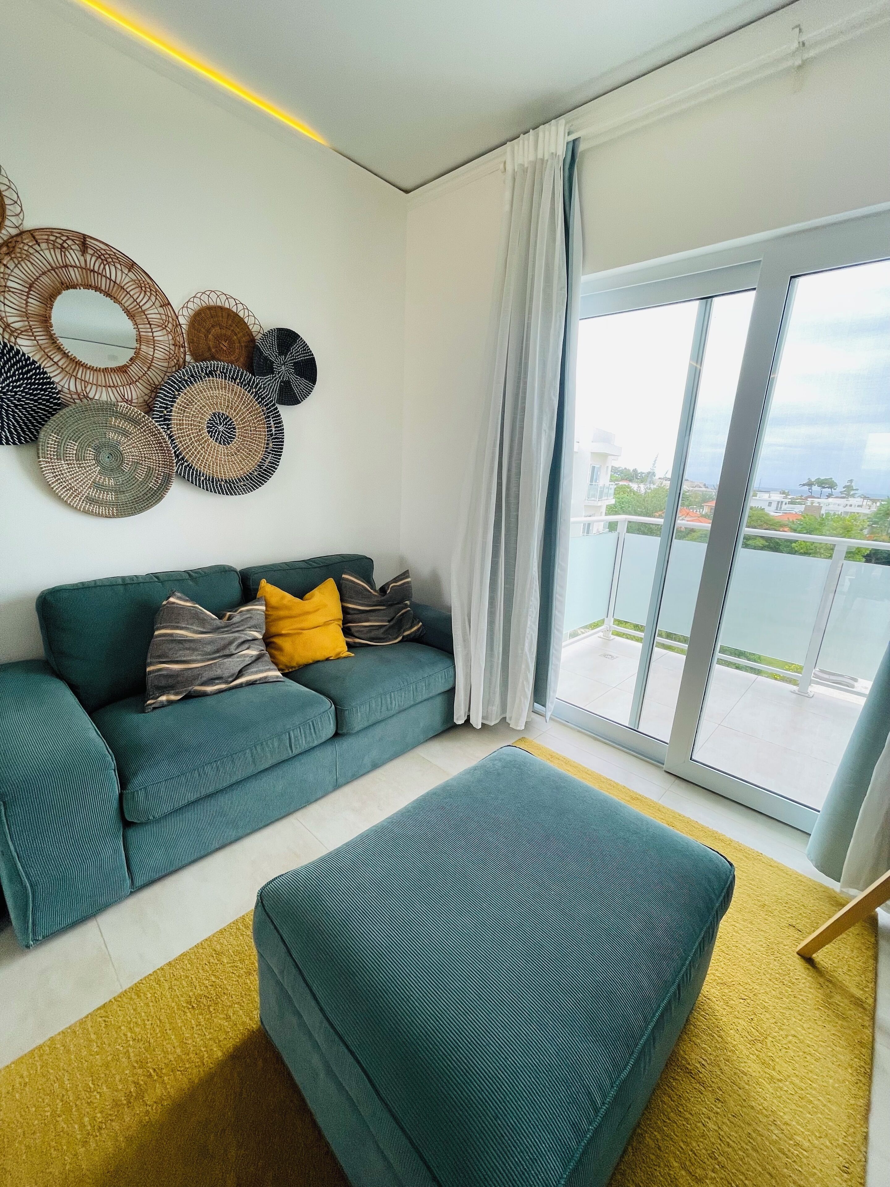 Apartment, Balkon, Poolblick | Wohnbereich | 50-Zoll-Fernseher mit Digitalempfang, Streaming-Dienste