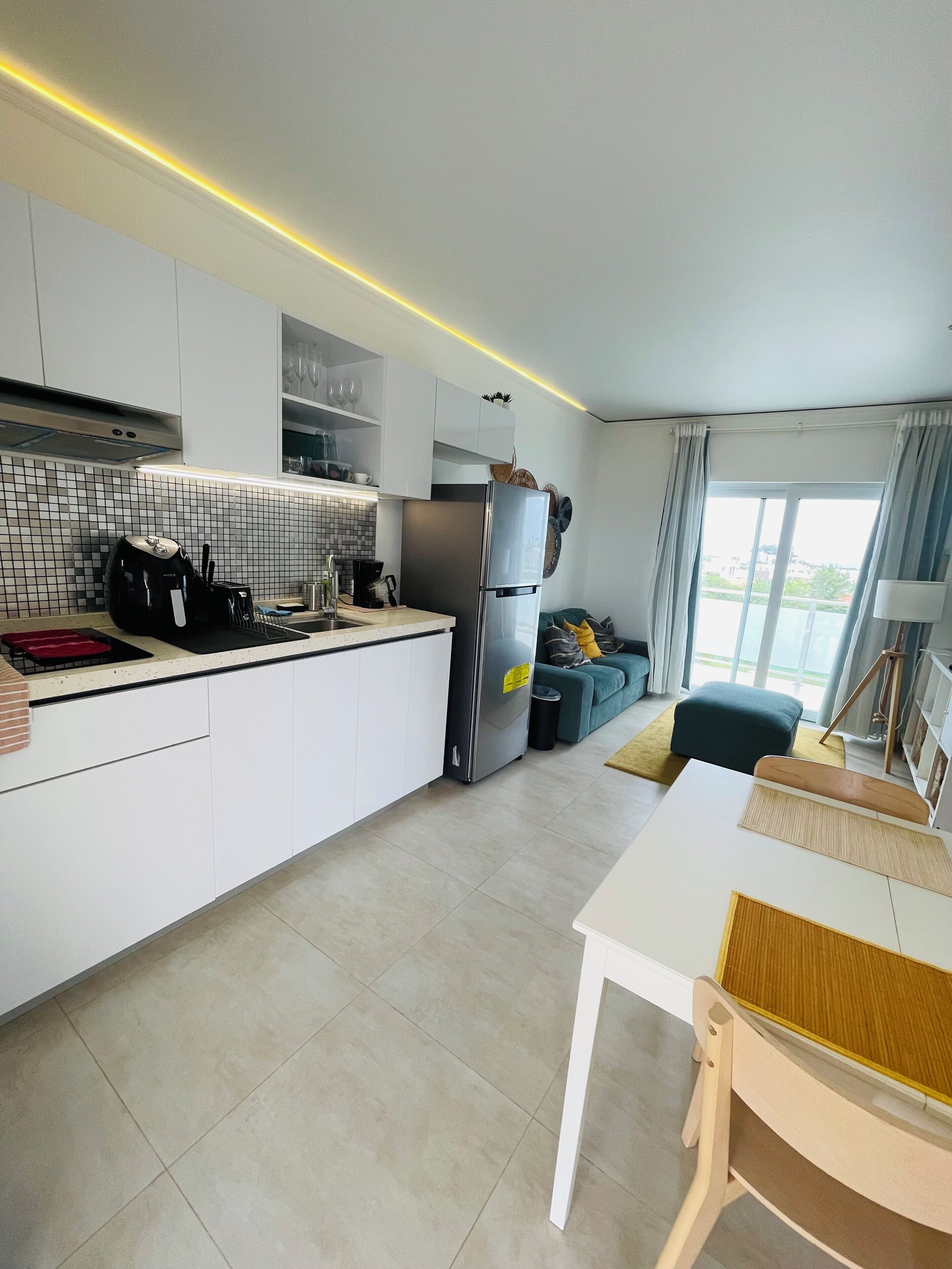 콘도, 발코니, 수영장 전망 | 전용 주방 | 커피/티 메이커