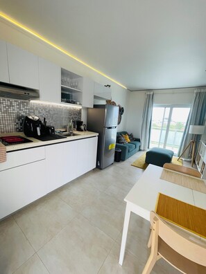 Huoneisto, parveke, näköala uima-altaalle | Yksityinen keittiö | Kahvin-/teenkeitin