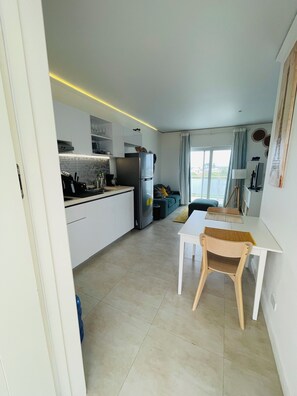 公寓客房, 陽台, 泳池景觀 | 房內用餐區