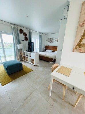 Condo, balcón, vista a la alberca | Tabla de planchar con plancha y wifi gratis 