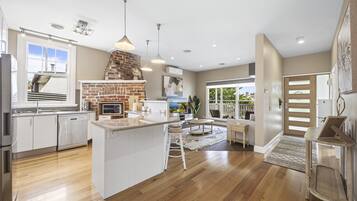 Apartment | Private kitchen | Cookware/dishes/utensils