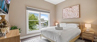 Lovely 3-bed With Alfresco Dining in Prime Suburb