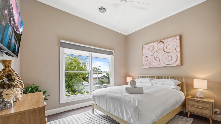 Lovely 3-bed With Alfresco Dining in Prime Suburb