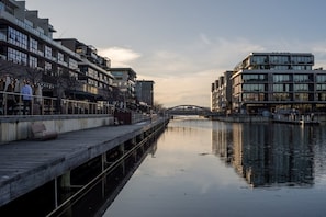 Apartment | Reception - Stunning 1BR Apartment With Water Views (Canberra)