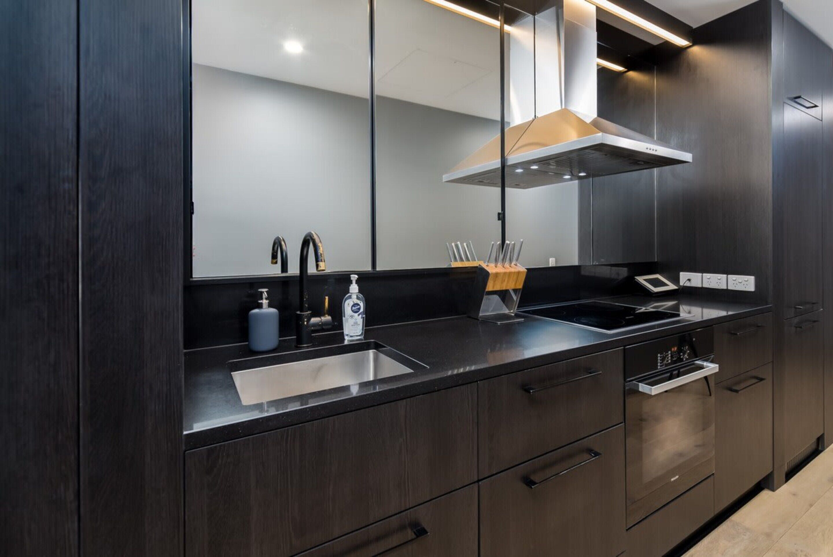 Appartement | Cuisine privée | Batterie de cuisine, vaisselle et ustensiles