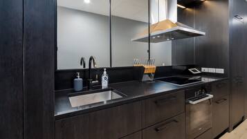 Appartement | Cuisine privée | Batterie de cuisine, vaisselle et ustensiles