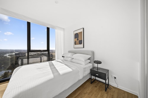 Refined 2-bed With Luxurious Building Amenities