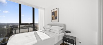 Refined 2-bed With Luxurious Building Amenities