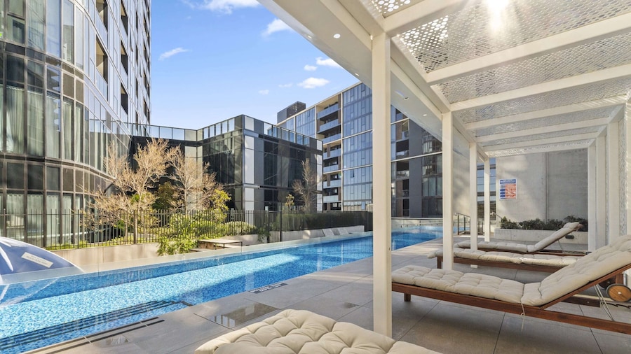 Refined 2-bed With Luxurious Building Amenities