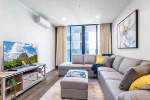 Living area - Impeccable 2-bed With Pool & Outdoor Dining (Brisbane)