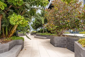 Garden - Impeccable 2-bed With Pool & Outdoor Dining (Brisbane)