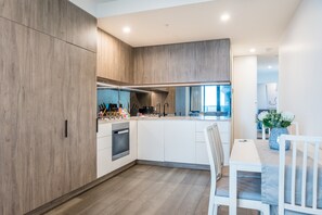 Private kitchen - Impeccable 2-bed With Pool & Outdoor Dining (Brisbane)