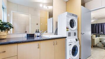 Căn hộ | Bếp riêng | Dụng cụ nấu nướng/bát dĩa/dao nĩa