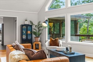 Smart TV, fireplace, books, music library - Wake. Lake. Repeat. European Designed Stay (FIFA) (Gainesville)