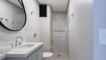 Apartamento básico | Banheiro | Chuveiro