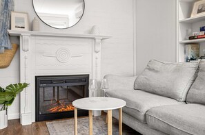Apartment | Living room - Charming 1-bed With Fireplace by the Beach (Melbourne)