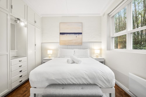 Charming 1-bed With Fireplace by the Beach