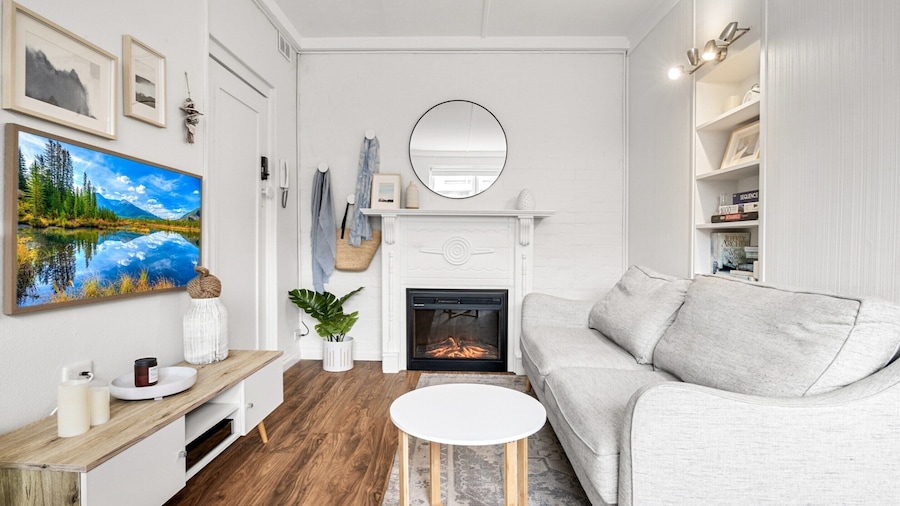 Charming 1-bed With Fireplace by the Beach
