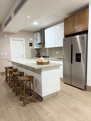 Refrigerador, horno, parrilla de estufa y cafetera y tetera 