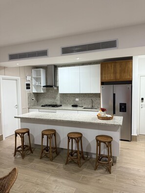 Réfrigérateur, four, plaque de cuisson, cafetière/bouilloire