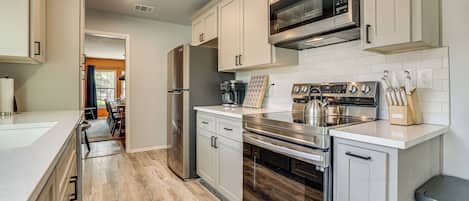 Fridge, microwave, stovetop, dishwasher