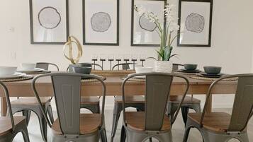 House (4 Bedrooms) | In-room dining