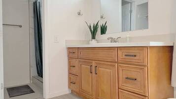 House (4 Bedrooms) | Bathroom | Hair dryer, towels, soap, shampoo