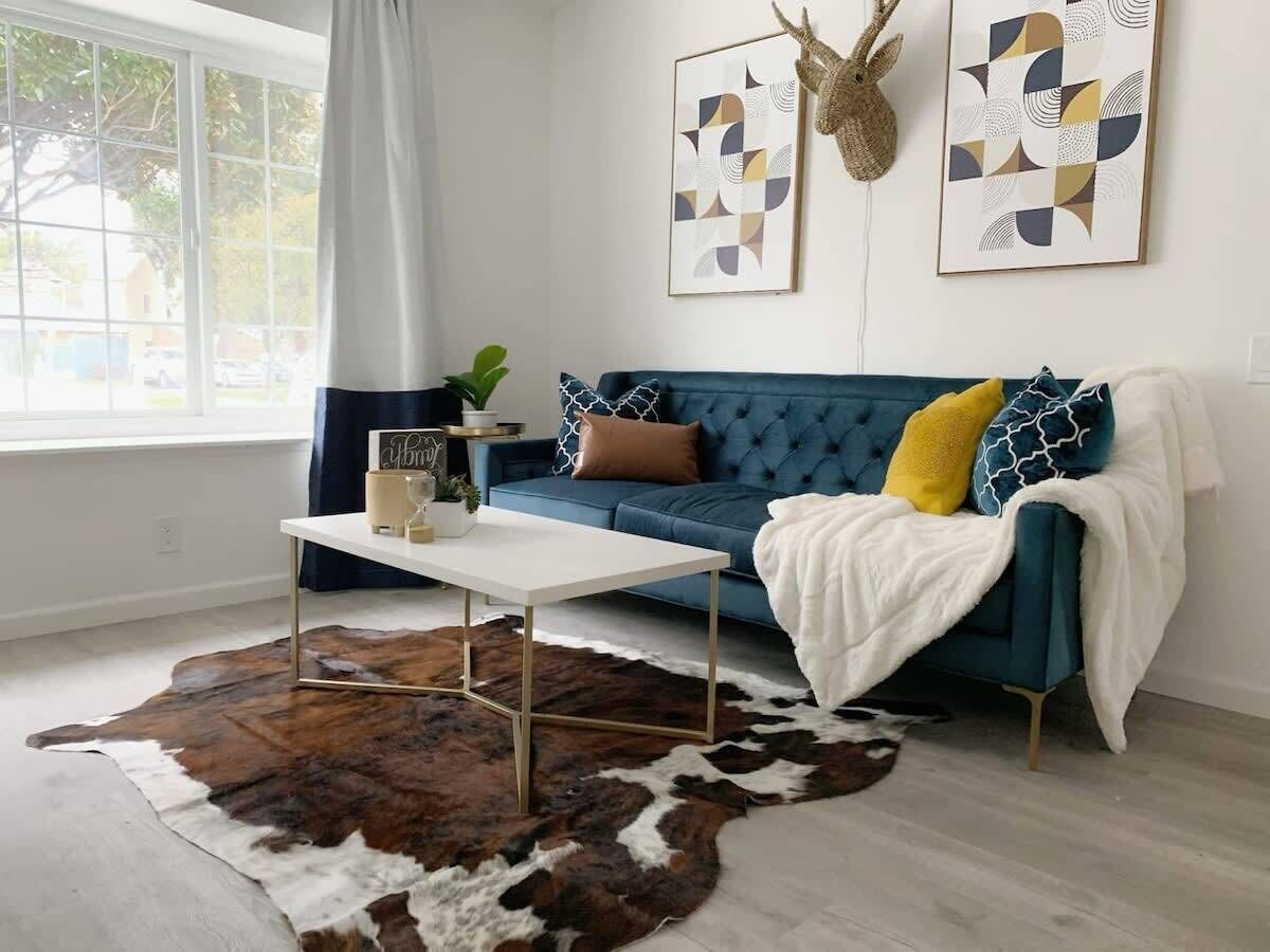 House (4 Bedrooms) | Living room | 43-inch flat-screen TV with cable channels
