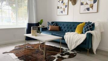 House (4 Bedrooms) | Living room | 43-inch flat-screen TV with cable channels
