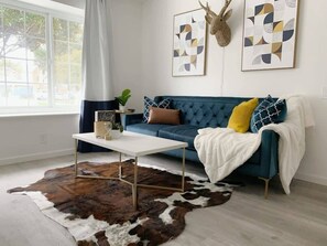 House (4 Bedrooms) | Living room