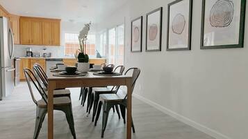 Rumah (4 Bedrooms) | Makan di kamar