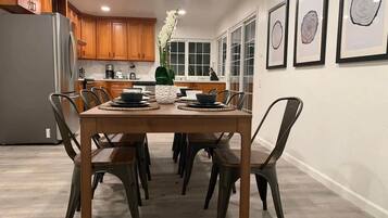 House (4 Bedrooms) | In-room dining