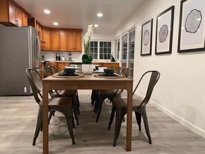 House (4 Bedrooms) | In-room dining