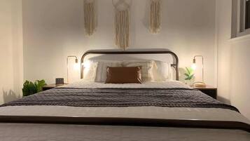 Rumah (4 Bedrooms) | 4 kamar tidur, setrika/meja setrika, dan seprai linen