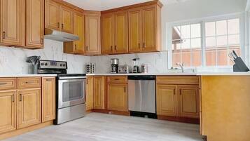 House (4 Bedrooms) | Private kitchen | Microwave, oven, espresso maker, coffee/tea maker