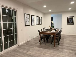 ハウス (4 Bedrooms) | 客室内のダイニングエリア