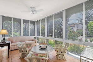 Televisión y chimenea