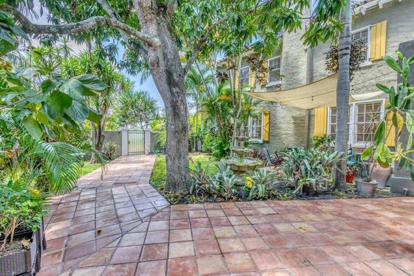 المنطقة المحيطة بالمنشأة