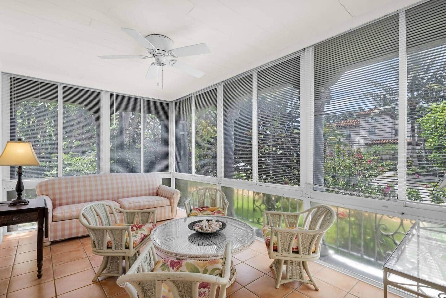 Een televisie en een open haard