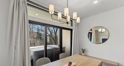 Hot tub, steam shower, 2-bed 2-bath on the Blue River. Ski Basin/Keystone/Copper