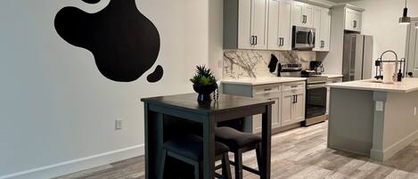 Micro-ondes, four, plaque de cuisson, lave-vaisselle