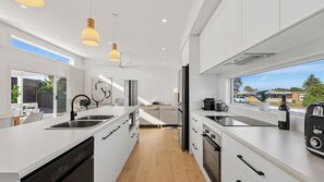 Refrigerador, microondas, horno y lavavajillas