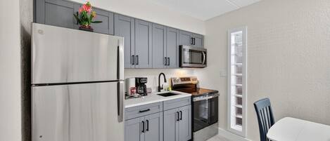 Een koelkast, een microgolfoven, een oven, een kookplaat