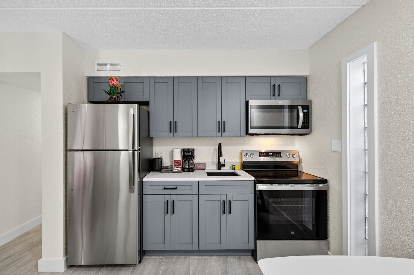 冰箱、微波炉、烤箱、炉灶